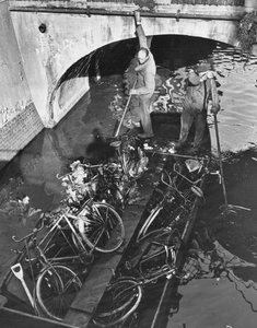 109272 Afbeelding van het dreggen naar oude fietsen in een gracht te Utrecht.